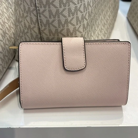 Michael Medium Crossgrain Leather Bifold Wallet
Powder Blush
NWT - Picture 4 of 16